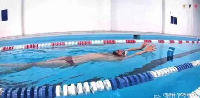 仰泳怎样打腿才能更快,仰泳不打腿是怎么练的(1)