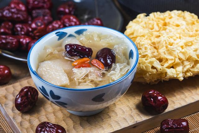 食用银耳莲子汤的好处,莲子银耳汤的功效及营养(4)