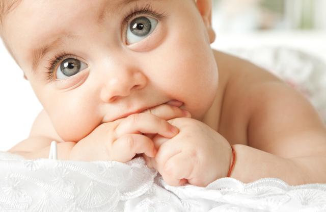 婴儿吃奶肚子胀怎么办,刚出生的婴儿吃奶肚子胀怎么办(1)