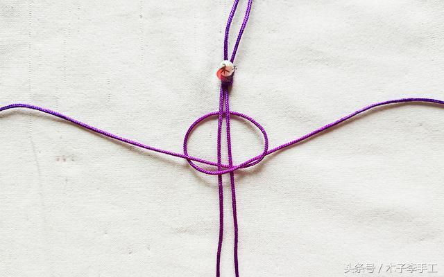 红绳手链怎么做,两根红绳手链编法图解(3)