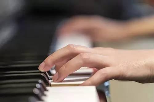 左手弹钢琴指法,一分钱钢琴左手指法(1)