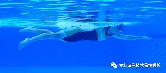 蛙泳转自由泳的技巧,自由泳腿蛙泳手的正确姿势(1)