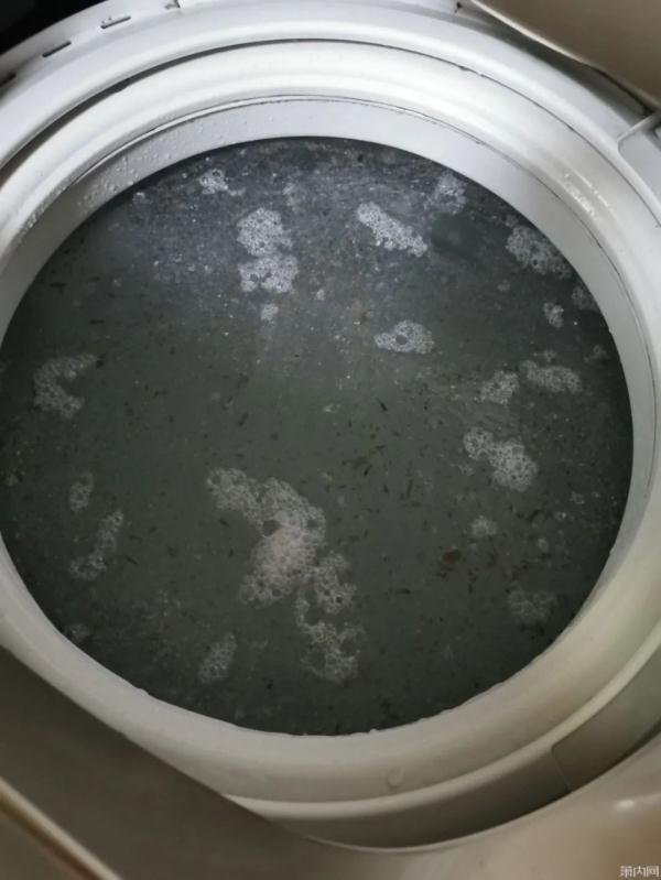 洗衣机洗完的衣服有莫名的污渍,(2)