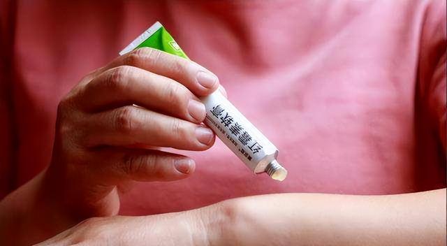 红霉素眼膏的正确涂抹方法,红霉素眼膏的正确用法图解(3)