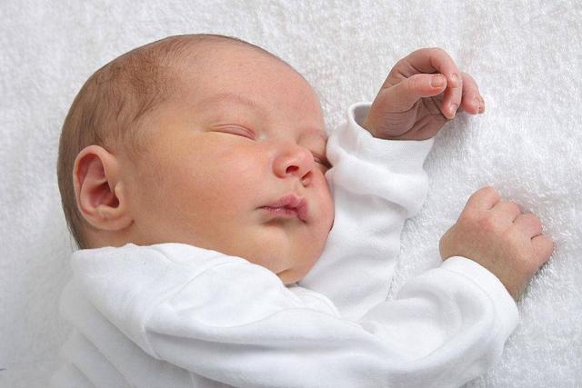 宝宝频繁抓脸抓鼻子,婴儿总是用手抓脸和鼻子(3)