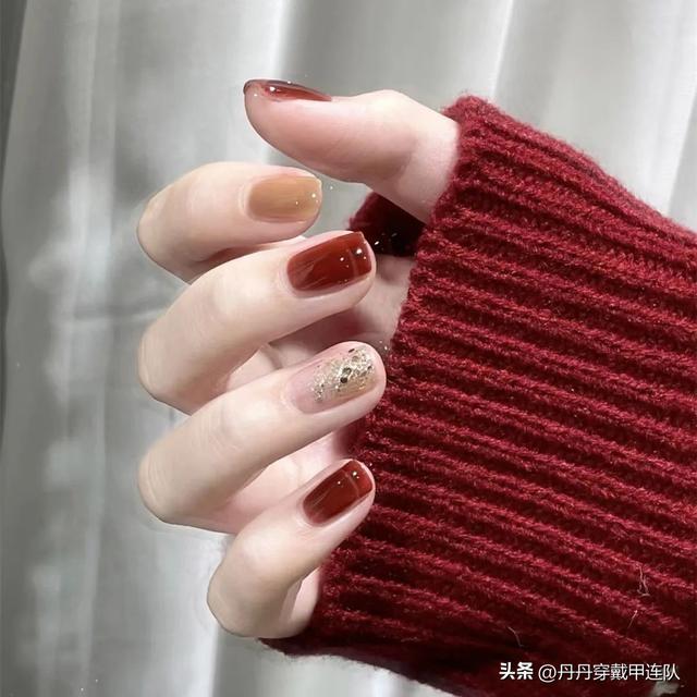 冬天适合做哪种颜色指甲,40岁的女人适合什么颜色的指甲(1)