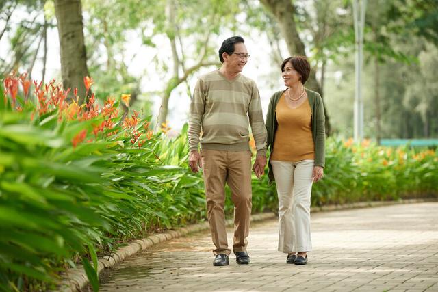 60岁以上每天要走多少步,60多岁的人每天走多少步最好(3)