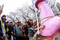 日本奇葩节日“丁丁节” 百人一起举着“丁丁”游街