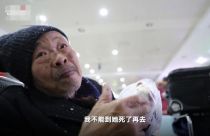 84岁老人推轮椅买站票连夜去北京 背后原因令人泪目