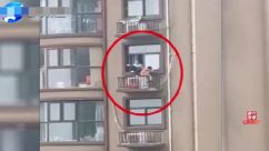 俩小孩翻出9楼窗户站上空调机太惊险 对面邻居一个举动救人