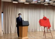 上海副市长带头摘下口罩 行为背后所传递的是什么信息