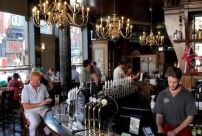 英国关闭餐厅酒吧 为无班可上雇员支付80%薪水