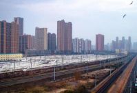 武汉数百列动车组准备就绪 迎着阳光等待启航