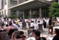 武汉五星级酒店转型自救开大排挡 网友：天助自助者