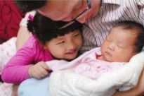 河南再婚夫妻也提倡生育两个子女 网友：生得起养不起
