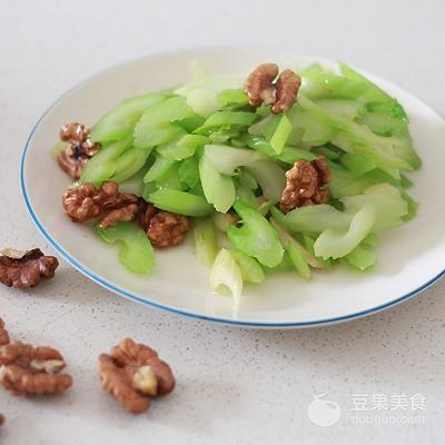 核桃炒西芹图解,核桃炒芹菜(4)