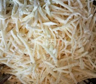 陕北特色小吃洋芋擦擦的做法,正宗陕北洋芋擦擦制作过程(3)