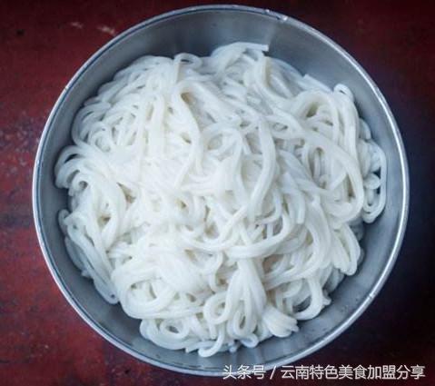 云南凉米线的做法及调料窍门,云南最正宗的凉米线做法(2)