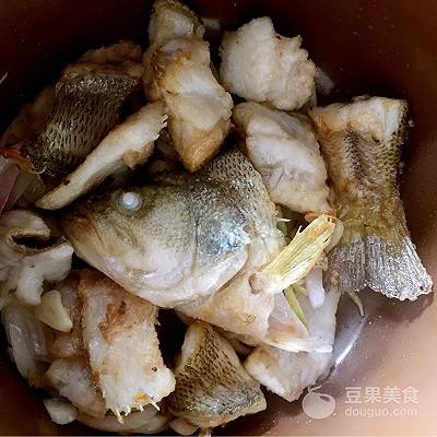 鲈鱼炖豆腐的家常做法,鲈鱼炖豆腐最好吃做法(4)
