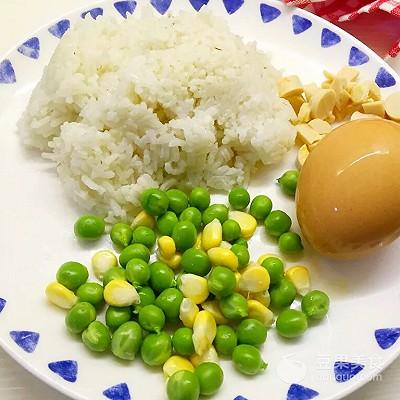 向日葵蛋炒饭的配方,葵花蛋炒饭家常做法(2)