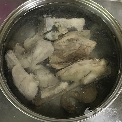 白鸽煲绿豆汤的功效与禁忌,女人喝鸽子汤的好处(4)