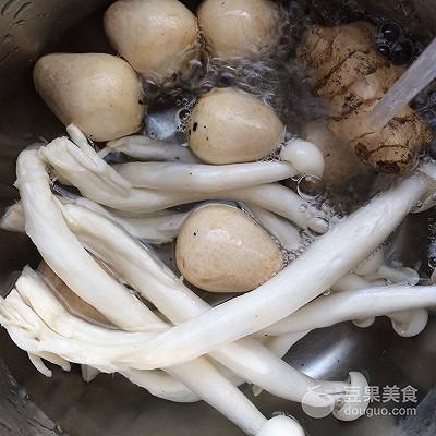 海南猪杂汤的做法,海南猪杂萝卜汤的做法(3)