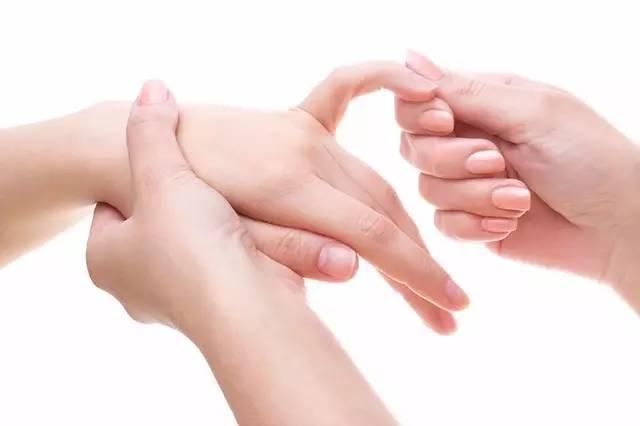 指甲断了一点怎么补救,指甲与肉分离能恢复吗(1)