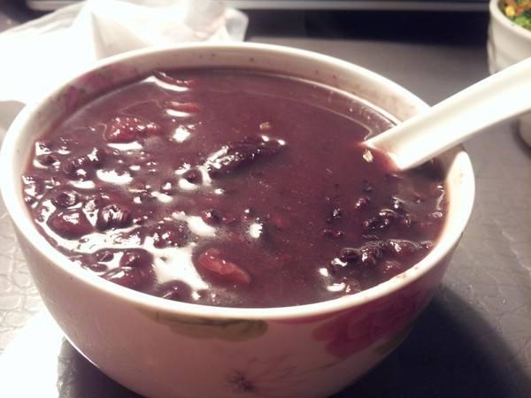 红豆红枣黑米粥的好处,黑米粥和红豆粥哪个补气血(1)