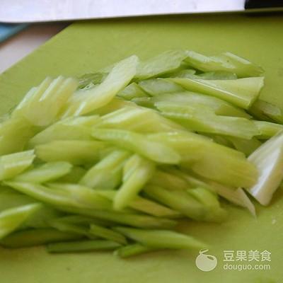 芹菜炒虾仁家常做法图片,月子餐芹菜炒虾仁的做法(3)