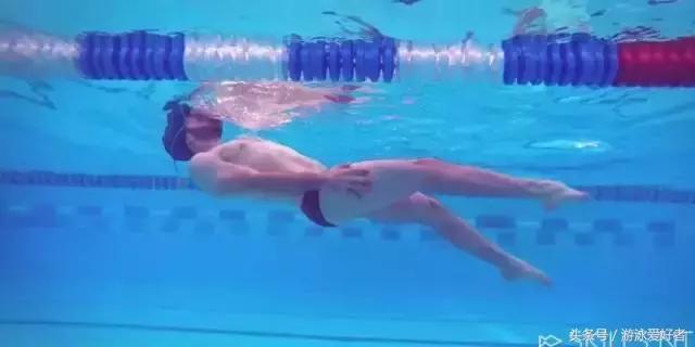 仰泳怎样打腿才能更快,仰泳不打腿是怎么练的(2)