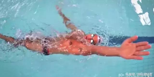仰泳怎样打腿才能更快,仰泳不打腿是怎么练的(3)