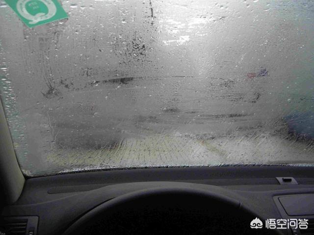 下雨天车内挡风玻璃起雾怎么解决,夏天开空调挡风玻璃有雾怎么消除(2)