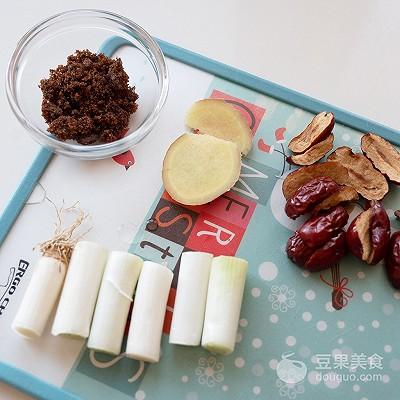 红枣葱姜水正宗做法,姜片红枣水做法图解(3)