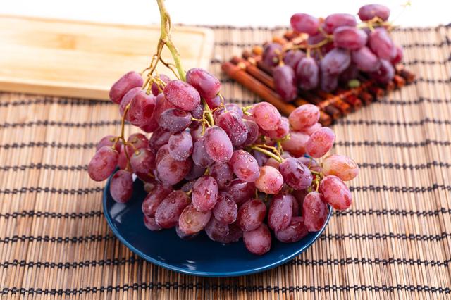 青葡萄和紫葡萄哪个好,紫葡萄与青葡萄哪个营养价值更高(2)