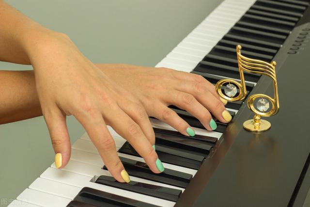 电子琴左手的指法怎么按,电子琴左右手指正确指法(5)