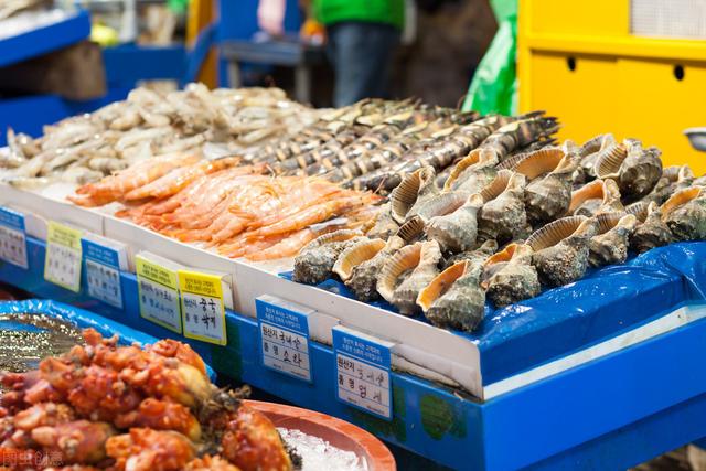 市场摆地摊卖海鲜技巧,摆地摊卖海鲜一天能挣多少钱(1)