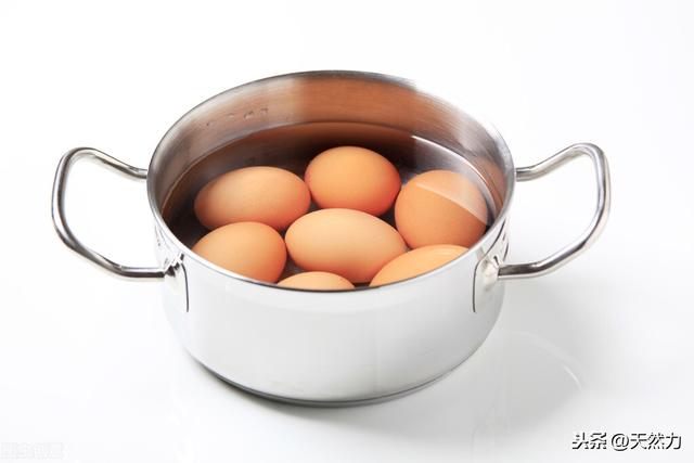 荷包蛋为啥煮出来变黑了,荷包蛋用铁锅煮起怎么有点发黑(6)