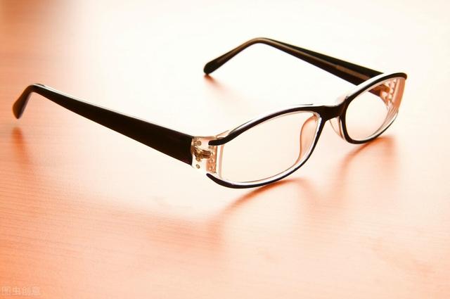 近视眼镜要不要防蓝光,三种人不宜防蓝光眼镜(1)