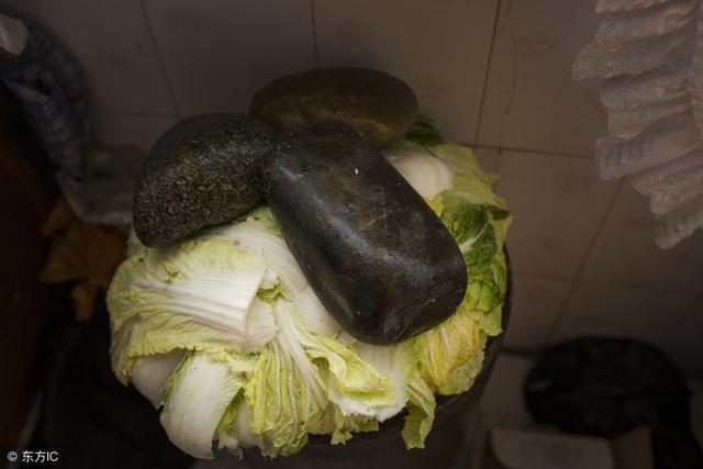 东北的酸菜火锅怎么做,东北酸菜海鲜火锅的正宗做法窍门(4)