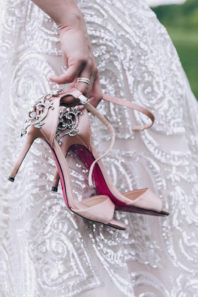 婚纱适合搭配什么颜色的鞋子,婚纱搭配白色的鞋子可以吗(4)