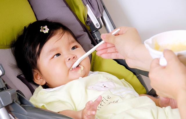 6个月婴儿米粉吃几勺,六个月最佳六种辅食(3)