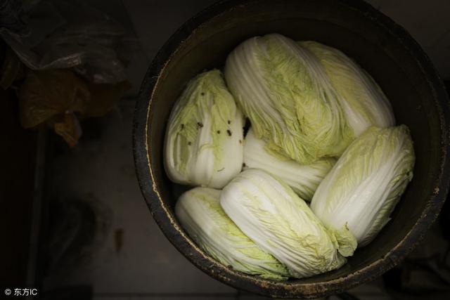 东北的酸菜火锅怎么做,东北酸菜海鲜火锅的正宗做法窍门(3)