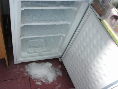 老冰箱上面总结冰怎么解决,冰箱隔几分钟就嗡嗡响(1)