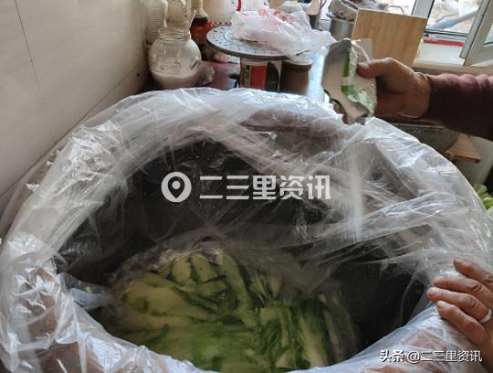 东北酸菜的腌制方法,塑料桶能腌酸菜吗(4)