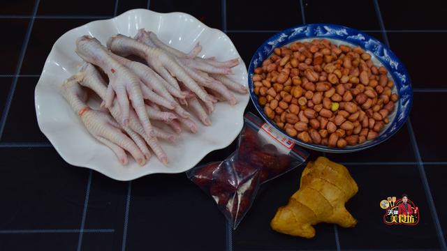广东人鸡脚煲汤的做法,广东胡椒鸡脚汤做法(2)
