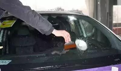 汽车挡风玻璃怎么清洗图解,汽车前挡风玻璃怎样清洗干净(2)