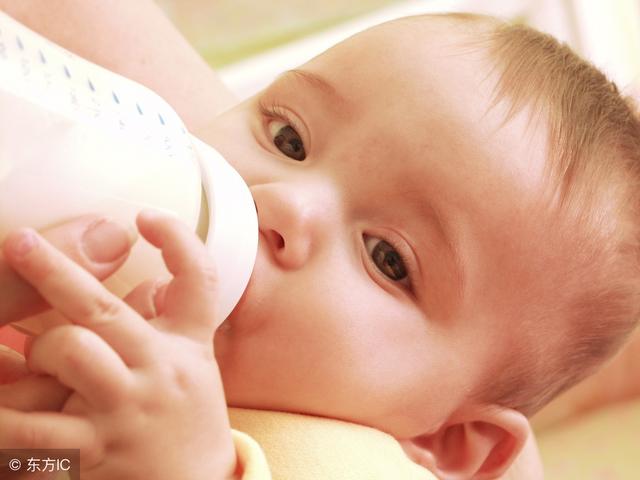 婴儿几个月可以用手握奶瓶,几个月宝宝可以握奶瓶(2)