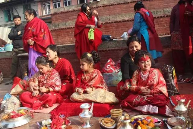 尼泊尔婚后第一天的习俗,什么民族朋友来家做客要老婆陪住(4)