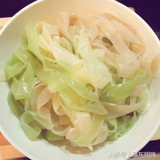 蔬菜凉皮制作方法及配料,做蔬菜凉皮最简单的方法(1)