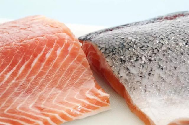 生吃三文鱼的正确方法,市场买回来的三文鱼可以直接吃吗(4)